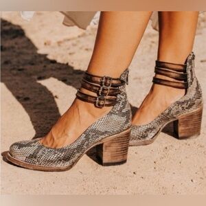 FREEBIRD By Steven “RANDI” Authentic Leather Shoes in Blue Snake Multi.